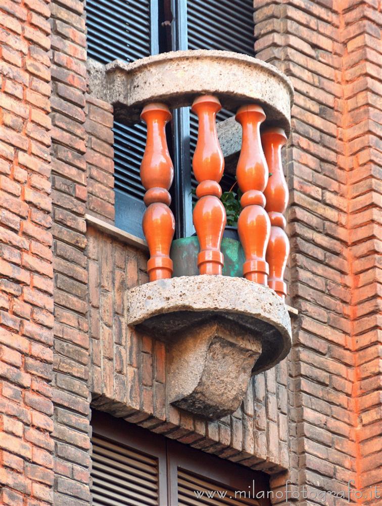 Milano - Balconcino di Palazzo Fidia nel Quadrilatero del Silenzio